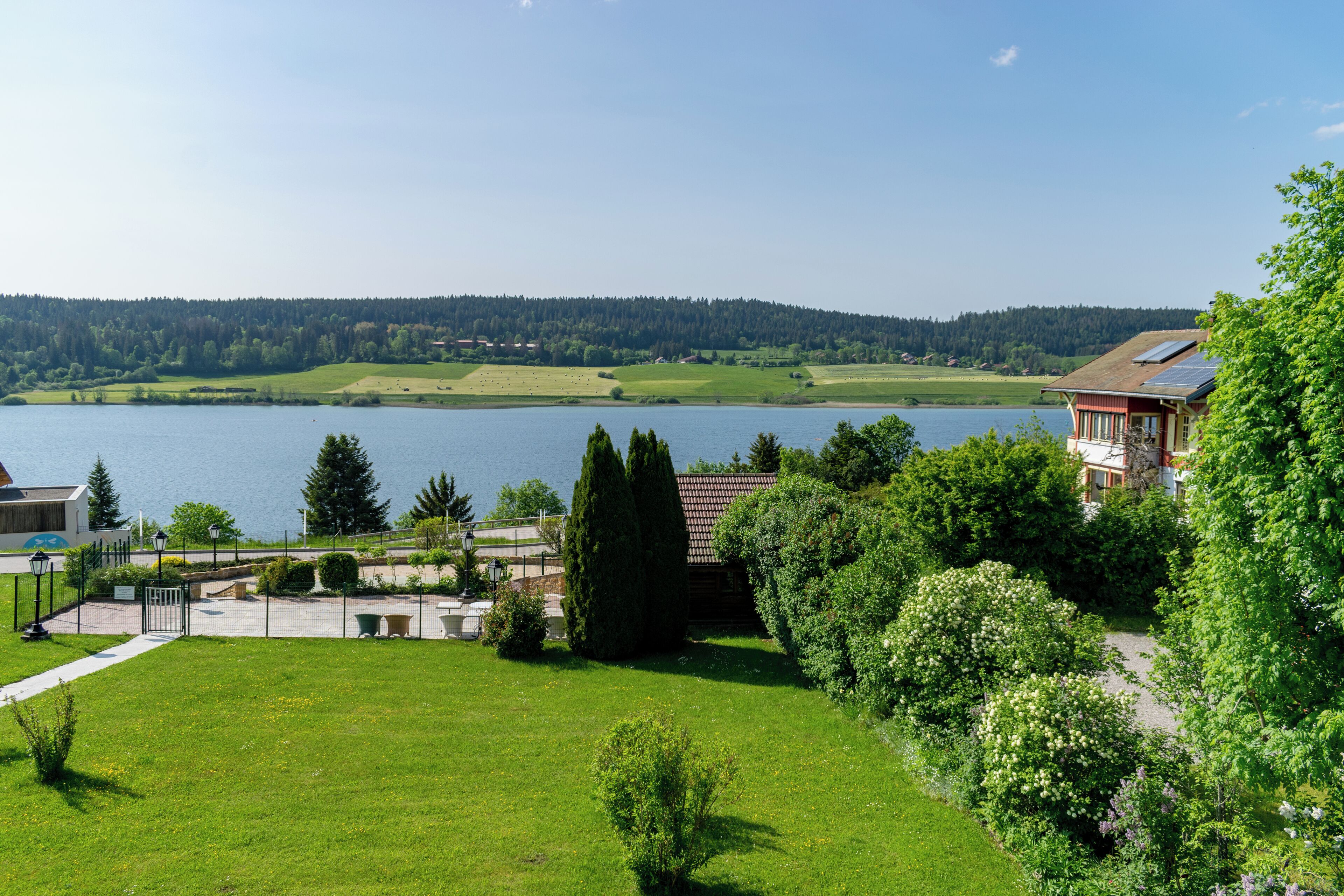 Een bureau, geluiddichte muren, babybedden (toeslag), gratis wifi