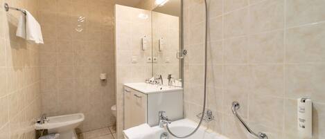 Un baño moderno con bañera, lavamanos e inodoro.