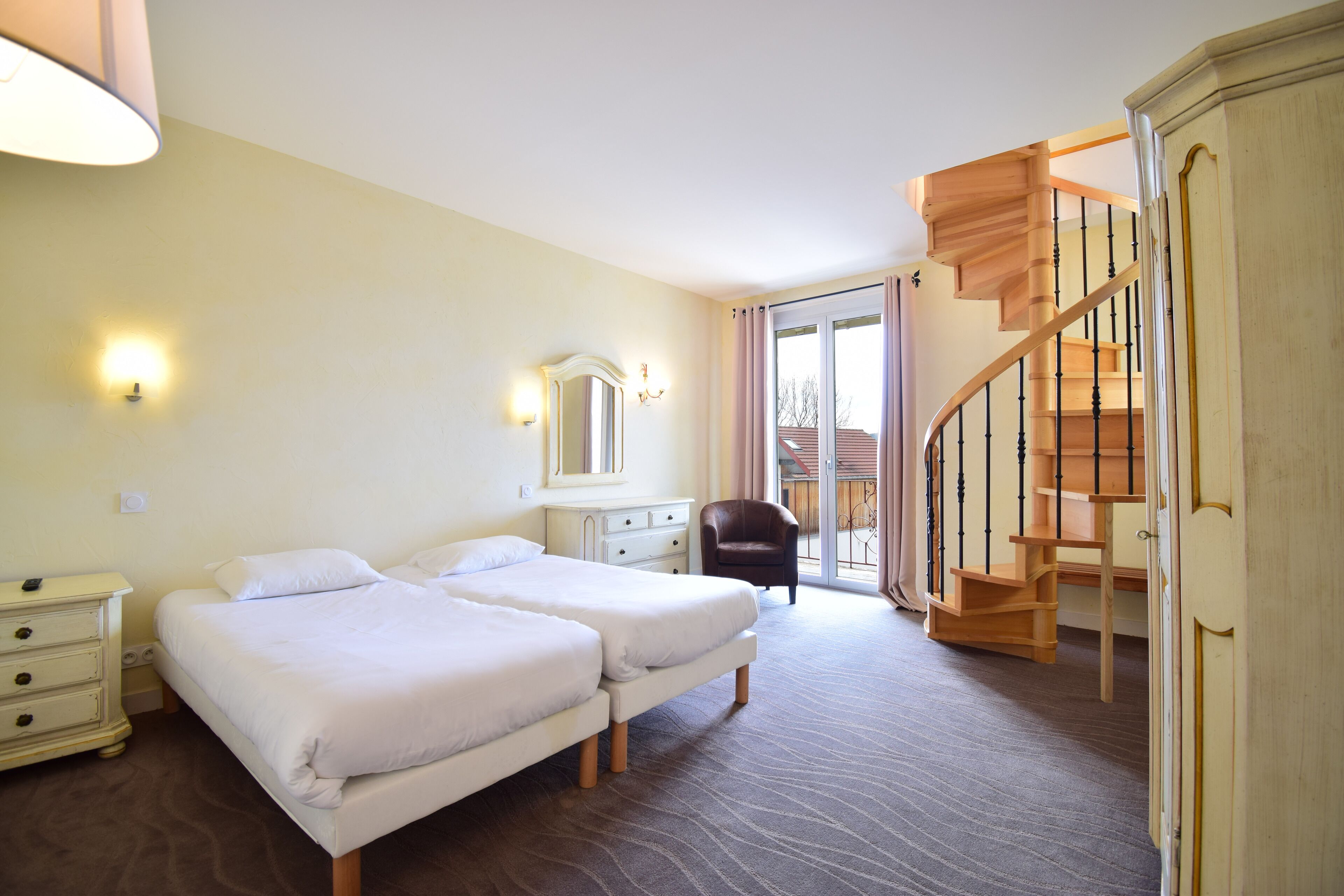 Habitación de hotel con dos camas, una silla, un aparador, un espejo y una escalera de madera.