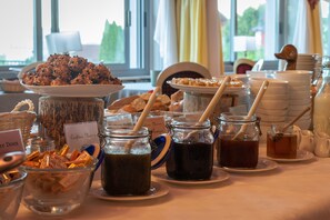 Petit déjeuner buffet servi tous les jours en supplément