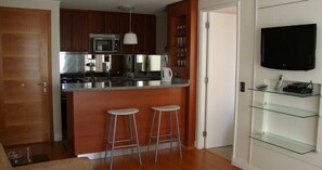 Refrigerador con freezer, microondas, placa de cocina, cafetera/tetera