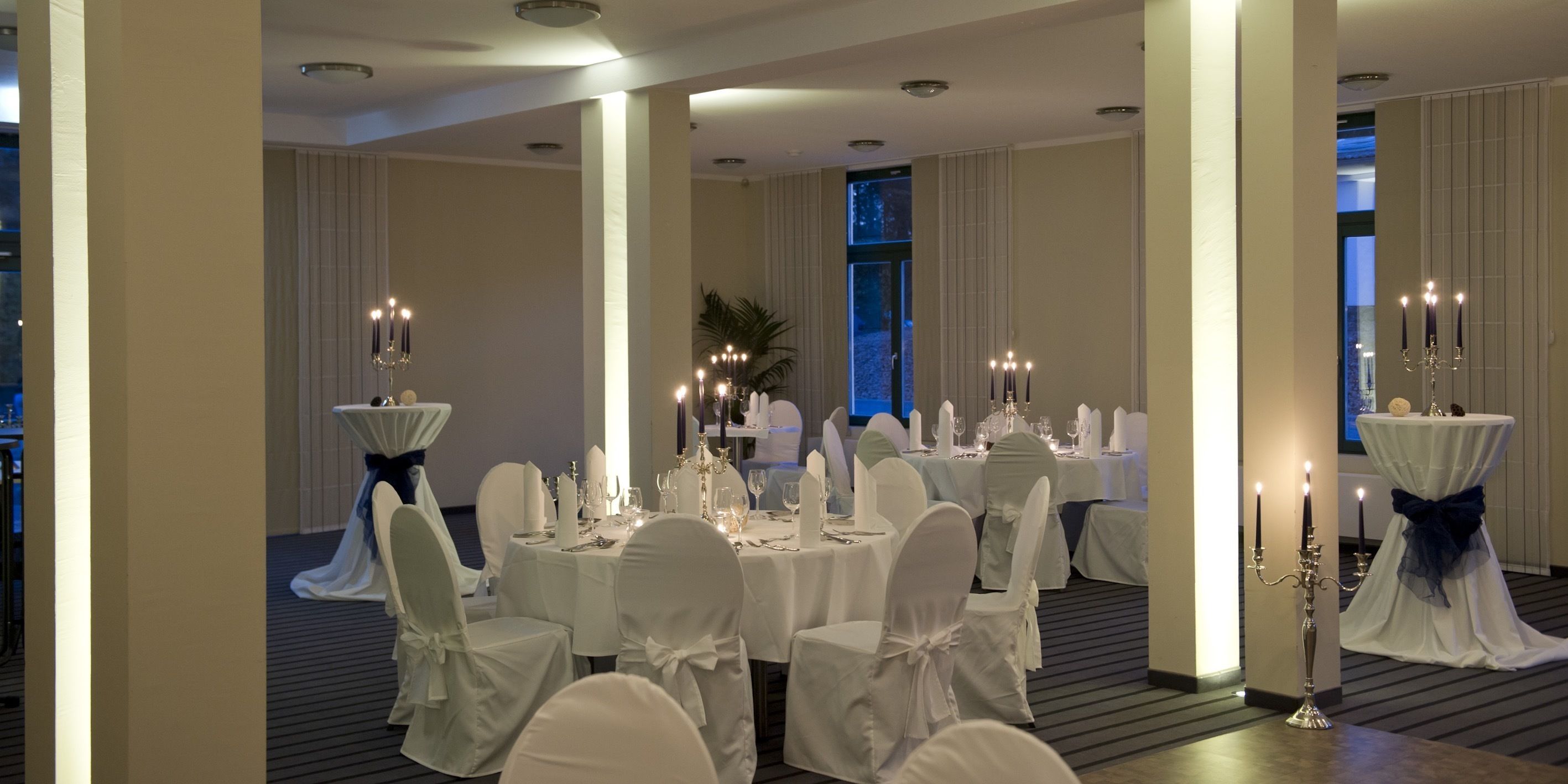 Lunch, dinner served; Regional cuisine, golf course views 