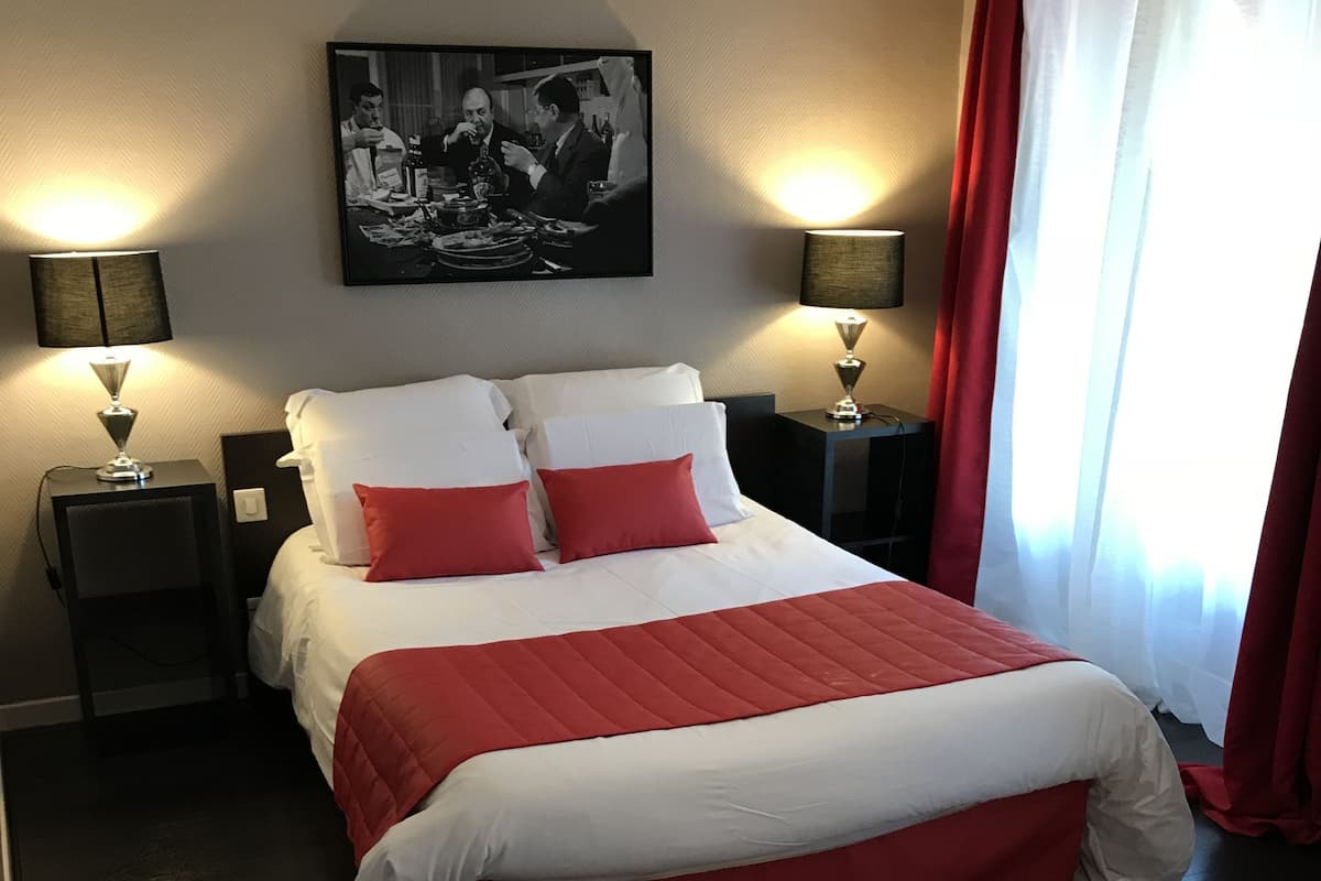 Minibar, desk, soundproofing, free WiFi