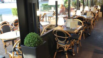 Phục vụ bữa sáng, bữa trưa, bữa tối, món Pháp