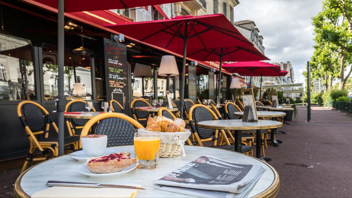 Serveert ontbijt, lunch, diner, Franse gerechten 