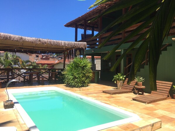 Piscine extérieure, chaises longues