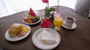 Free daily buffet breakfast - Pousada Bicho Preguiça (Itacaré)