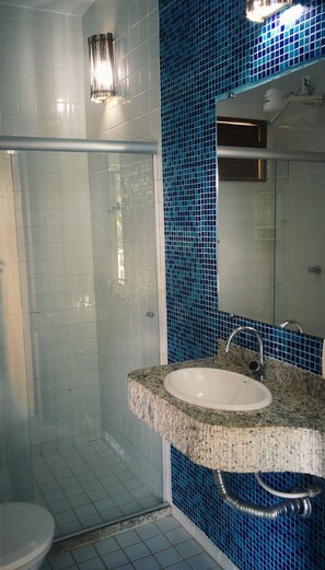 Quadruple Room | Bathroom | Shower, rainfall showerhead, free toiletries, towels - Pousada Bicho Preguiça (Itacaré)