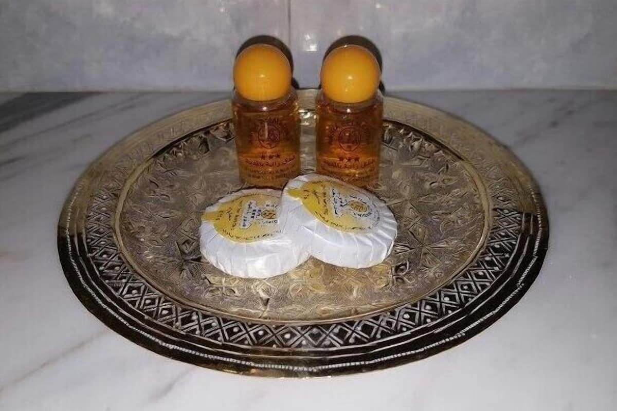Bathtub, free toiletries, towels