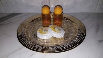 Baignoire, articles de toilette gratuits, serviettes fournies