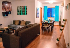 Apartamento, 1 habitación | Zona de estar | Una televisión de pantalla plana