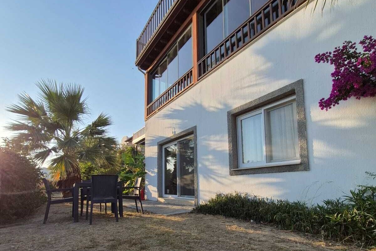 Un bâtiment à deux étages doté d’un balcon, d’une porte et d’une fenêtre.