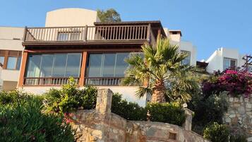 Luxury Duplex | Premium bedding, individually decorated, individually furnished, desk