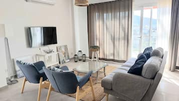 Comfort Condo, 2 Bedrooms | Living area | 40-inch Smart TV with digital channels, TV, fireplace