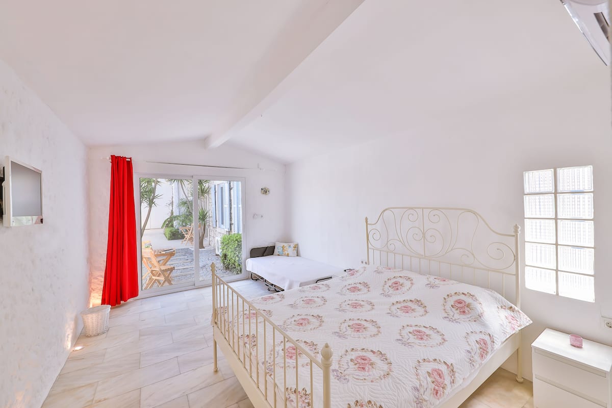 Basic Oda, 1 Çift Kişilik Yatak, Bahçe Manzaralı | 1 yatak odası, minibar, odada kasa, ücretsiz kablosuz İnternet