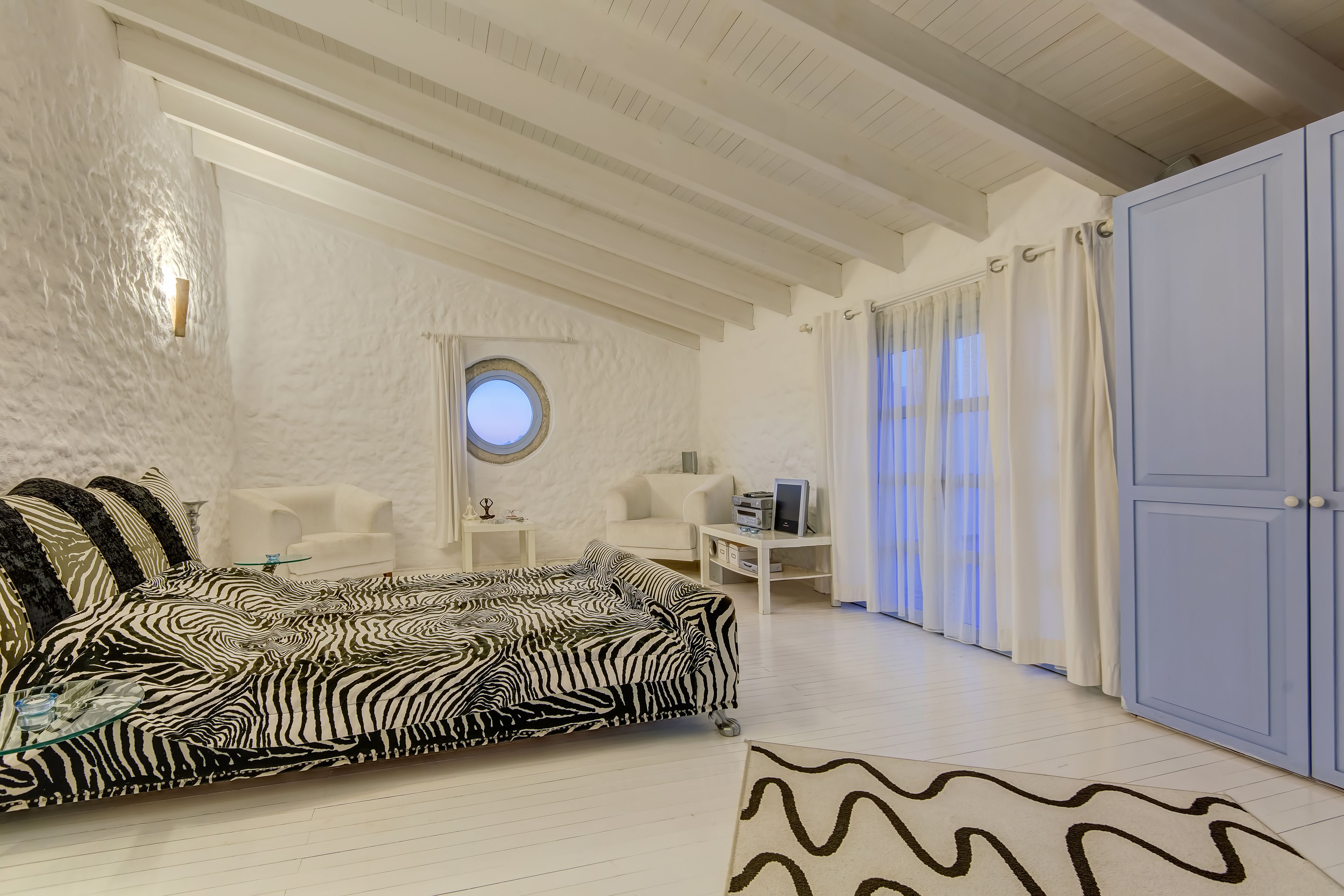 design penthouse, bathtub | minibar, in-room safe, free wifi, bed sheets