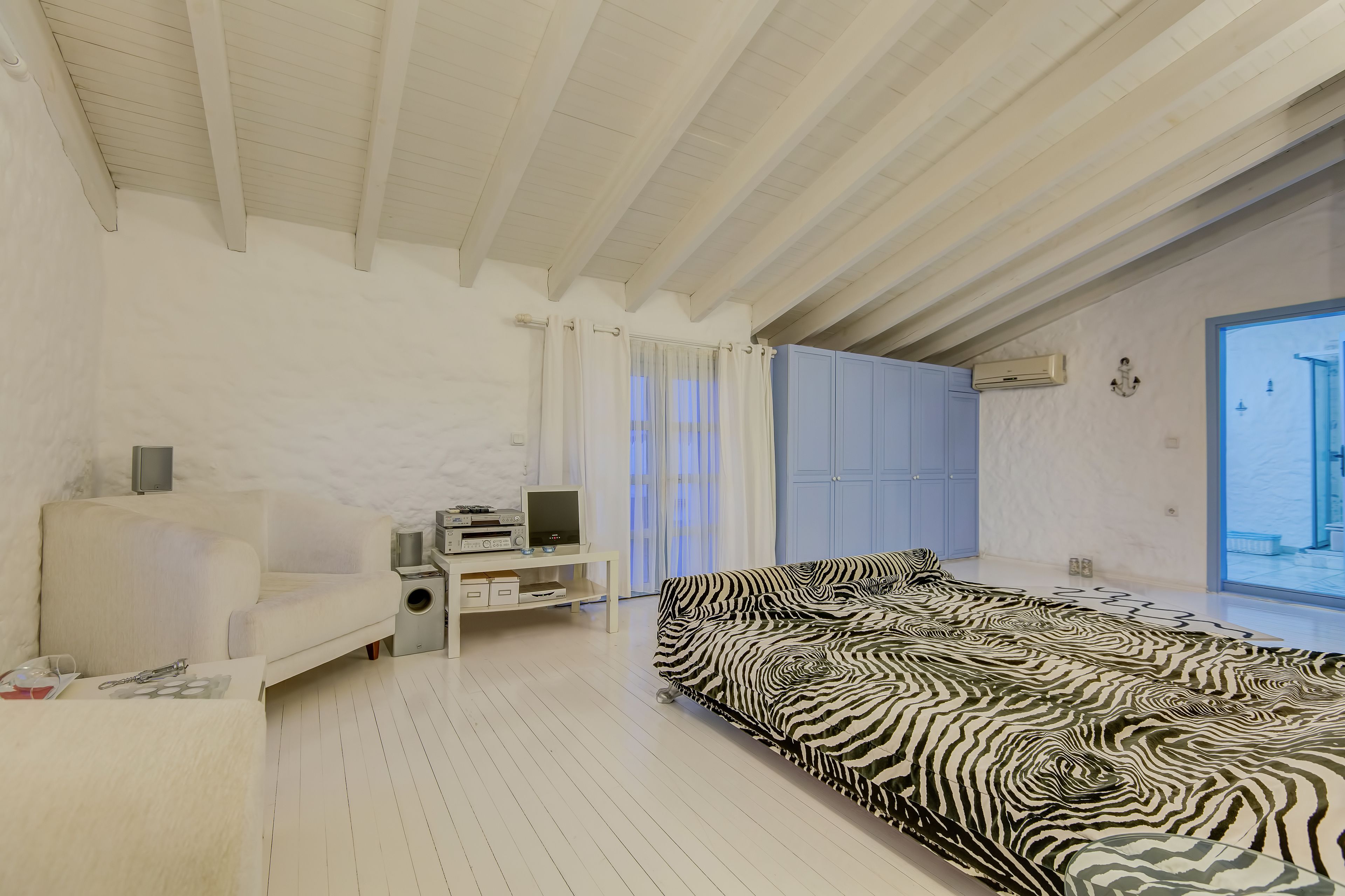 design penthouse, bathtub | minibar, in-room safe, free wifi, bed sheets