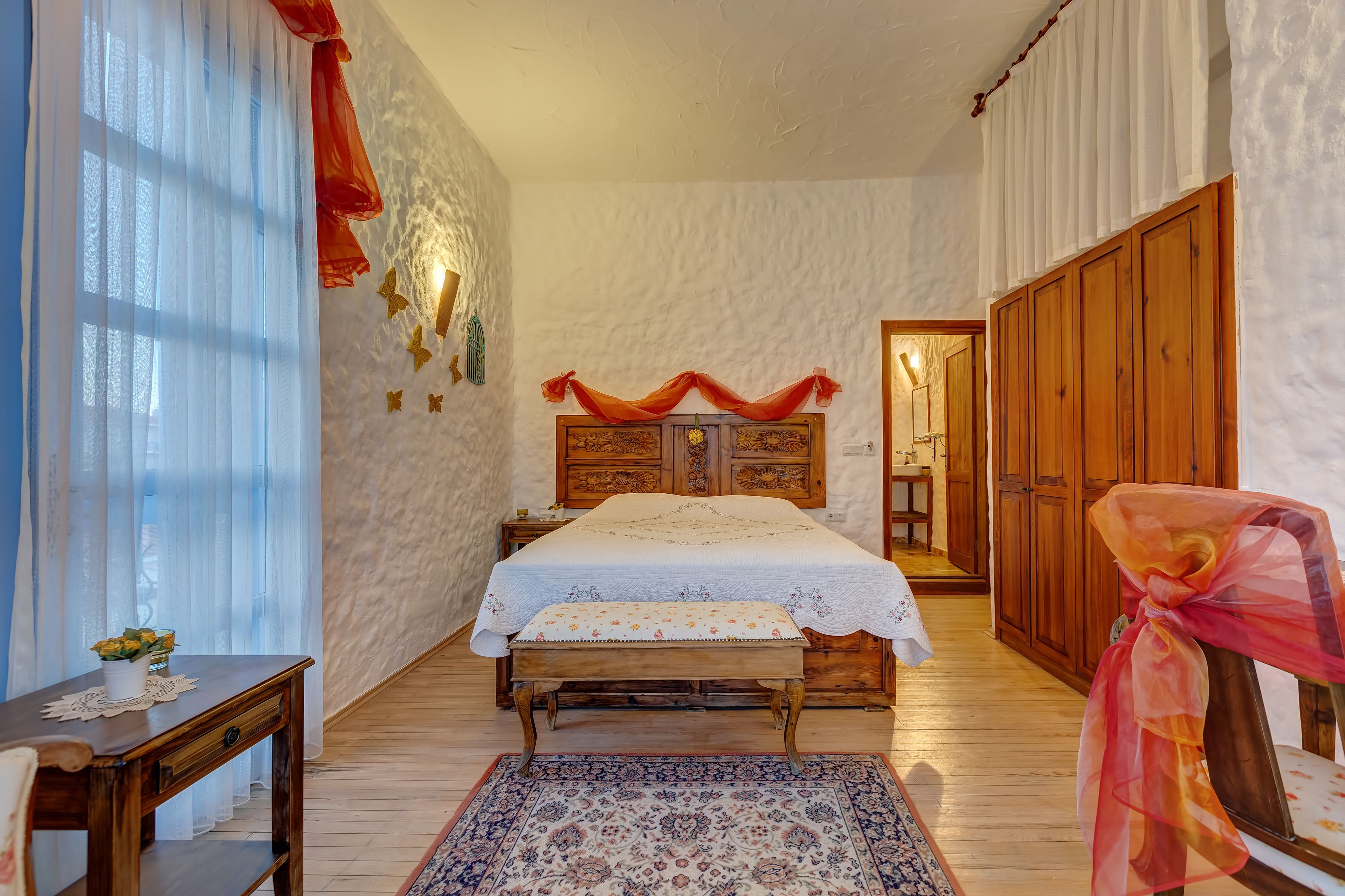 deluxe double room, bathtub | minibar, in-room safe, free wifi, bed sheets