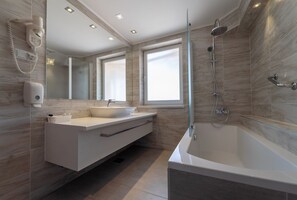 Comfort Suite, 2 Bedrooms, Balcony | Bathroom | Free toiletries, hair dryer, towels