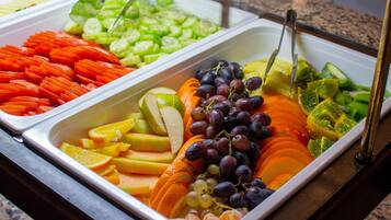 Tägliches Frühstücksbuffet (6 EUR pro Person)