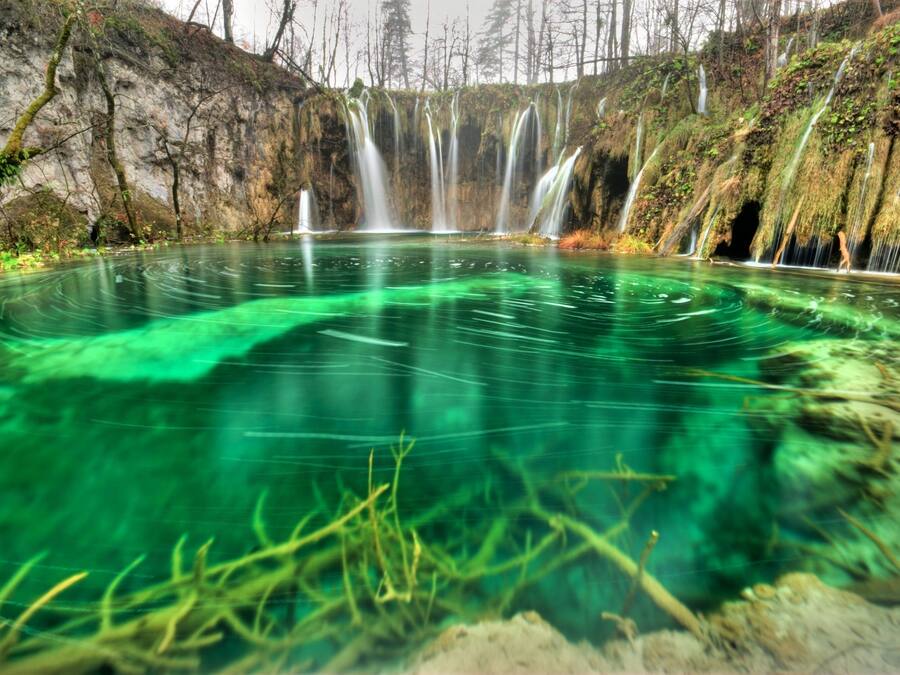 Une piscine naturelle à l’eau claire, avec de nombreuses cascades.