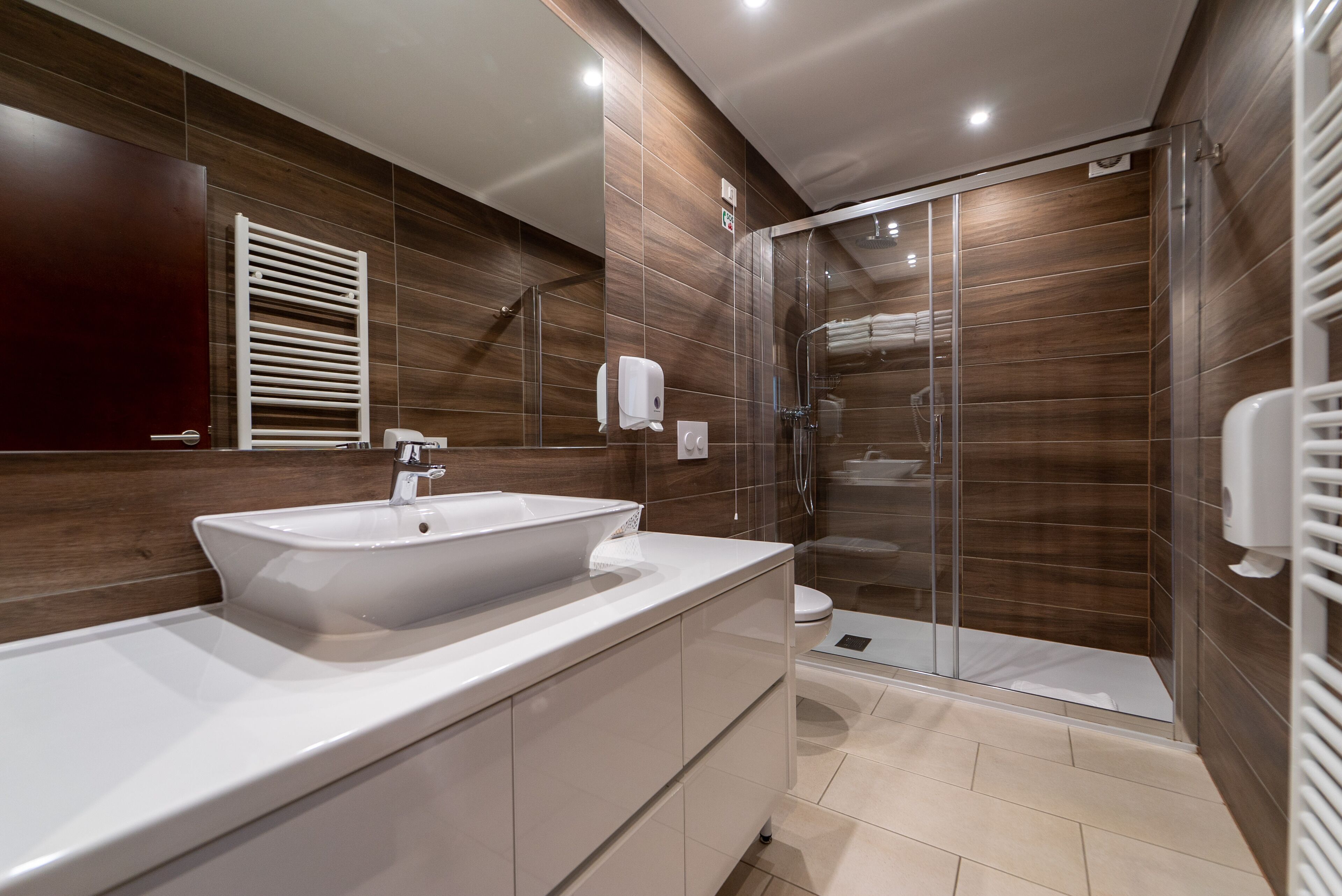 deluxe suite, 2 bedrooms, terrace | bathroom | free toiletries, hair dryer, towels