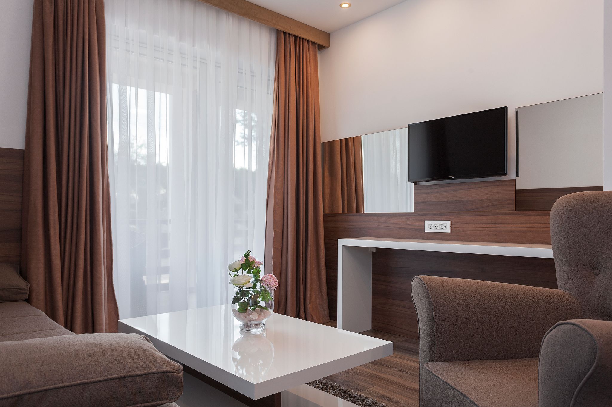 Suíte luxo, 2 quartos, terraço | Frigobar, cofres nos quartos, escrivaninha, quartos à prova de som