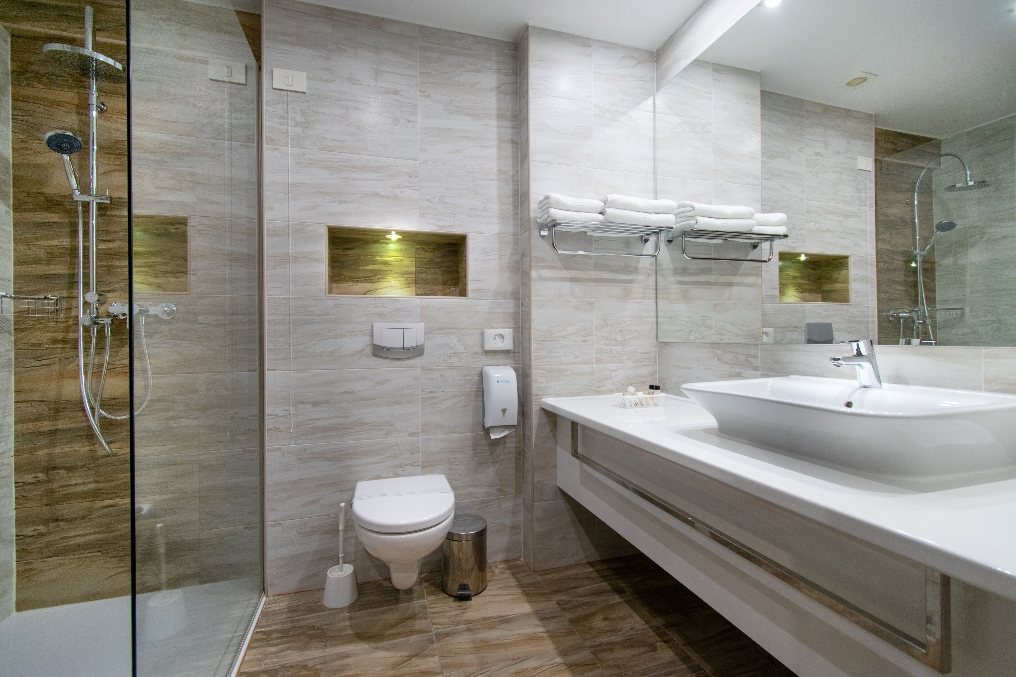 deluxe double or twin room, balcony, valley view | bathroom | free toiletries, hair dryer, towels