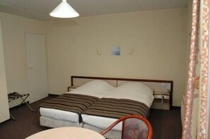 Habitación con 1 cama matrimonial o 2 individuales, planta baja | Escritorio, insonorización, wifi gratis y acceso para silla de ruedas 