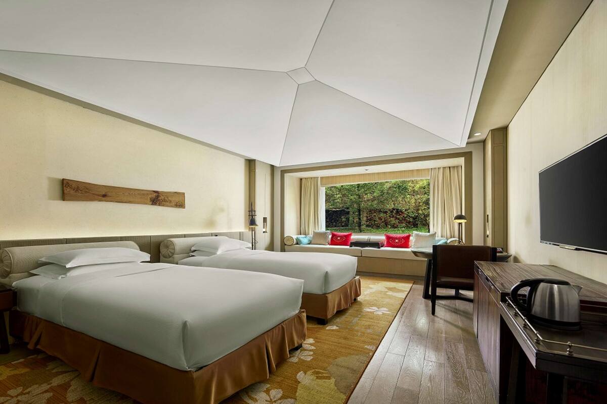 Bộ đồ giường cao cấp, minibar, két bảo mật tại phòng, bàn