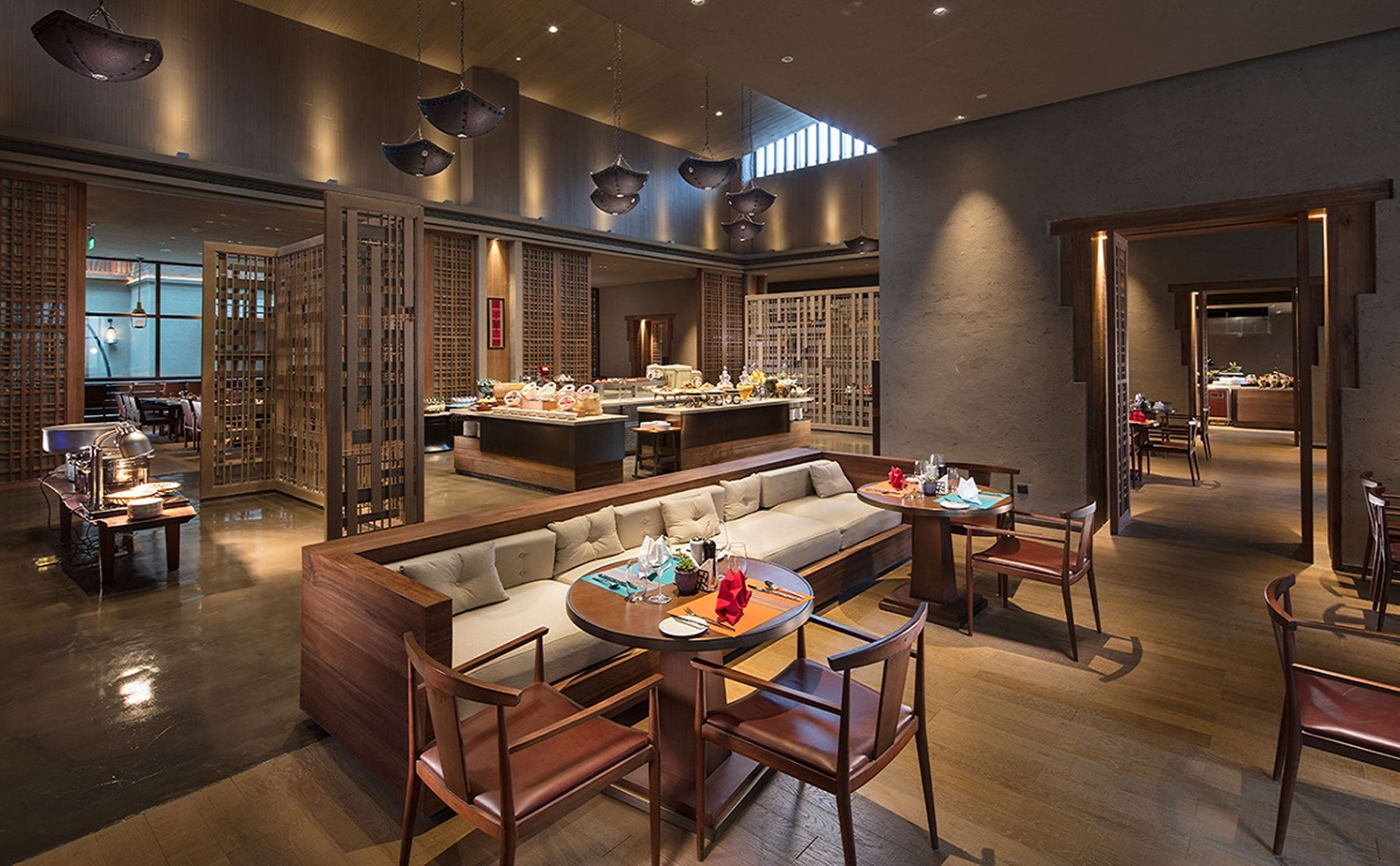 2 restaurants, spécialités Cuisine internationale