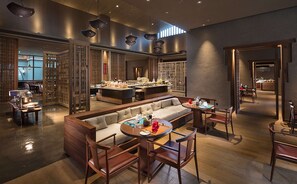 2 restaurants, breakfast, lunch, dinner served; international cuisine - Hilton Jiuzhaigou Resort (Ngawa Autonomous Prefecture)