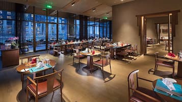 2 restaurantes; se sirven desayunos, almuerzos y cocina internacional