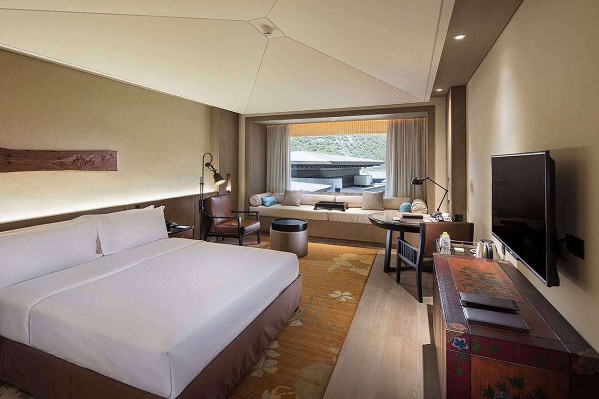 Bộ đồ giường cao cấp, minibar, két bảo mật tại phòng, bàn 