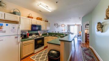 Fridge, microwave, stovetop, dishwasher