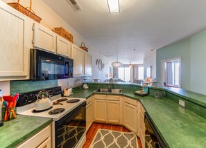 Geladeira, micro-ondas, cooktop, lava-louças