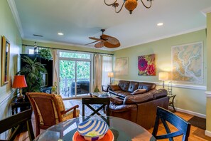 Casa familiar, 3 habitaciones, vista al río | Área de sala de estar | Televisión 