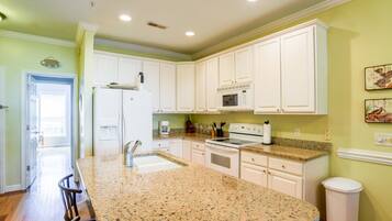 Rumah Keluarga, 3 kamar tidur, pemandangan sungai | Dapur pribadi | Lemari es, microwave, oven, dan mesin pencuci piring