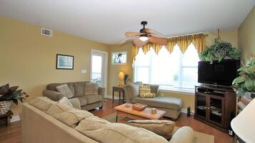 Rumah Keluarga, 3 kamar tidur, pemandangan samudra, menghadap laut | Ruang keluarga | TV layar datar dan pemutar DVD