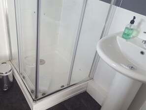 Twin Room, Ensuite | Bathroom - The Village Inn (Northallerton)