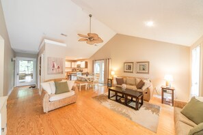 บ้านพักสำหรับครอบครัว, 3 ห้องนอน | บริเวณนั่งเล่น | เครื่องเล่นดีวีดี