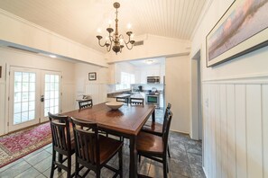 Maison familiale, 4 chambres, vue sur le fleuve | Repas dans la chambre