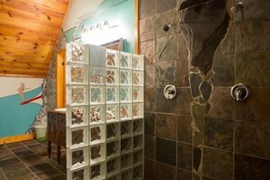 Combined shower/tub, towels