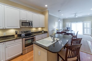 Kylskåp, mikrovågsugn, spishäll och diskmaskin