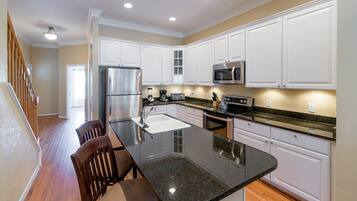 Fridge, microwave, stovetop, dishwasher