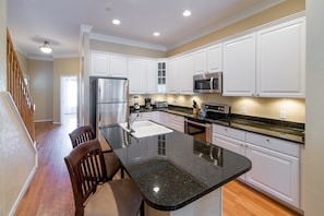 Kylskåp, mikrovågsugn, spishäll och diskmaskin