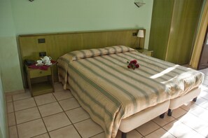 セーフティボックス (室内)、デスク、ベビーベッド、WiFi (無料)