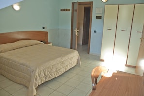 セーフティボックス (室内)、デスク、ベビーベッド、WiFi (無料)