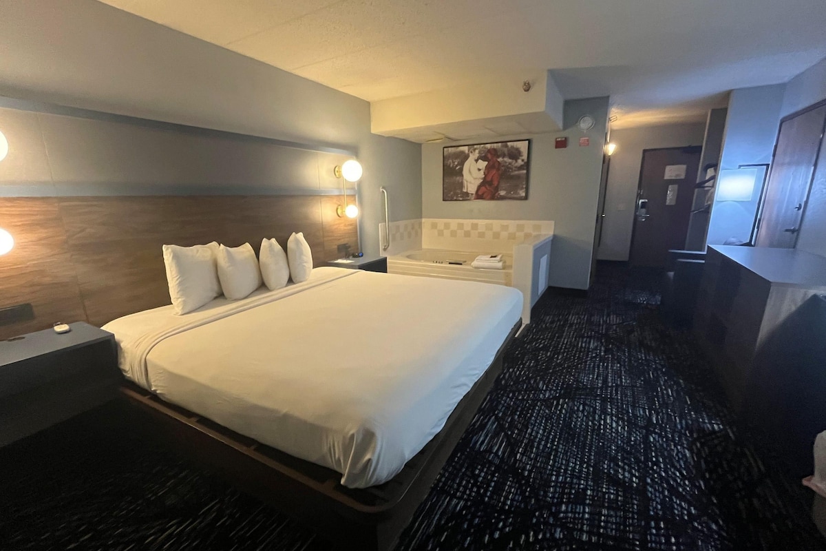 1 King Bed, Mobility Accessible Suite, Roll-In Shower Non-Smoking | Premium bedding, desk, blackout drapes, iron/ironing board