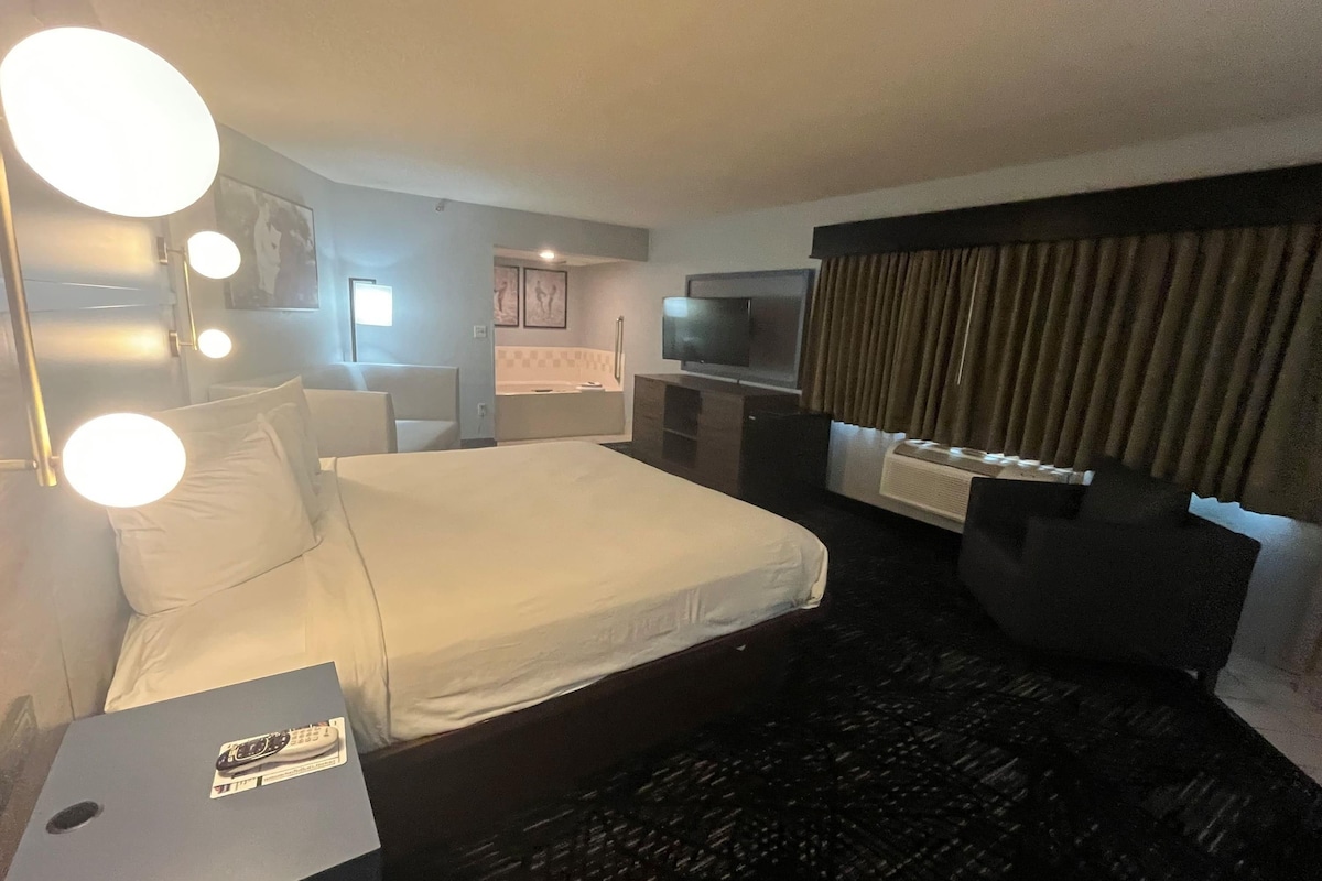 Premier Suite, 1 King Bed, Non Smoking | Premium bedding, desk, blackout drapes, iron/ironing board